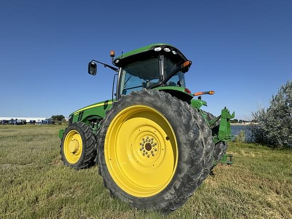 Image of John Deere 8235R equipment image 1