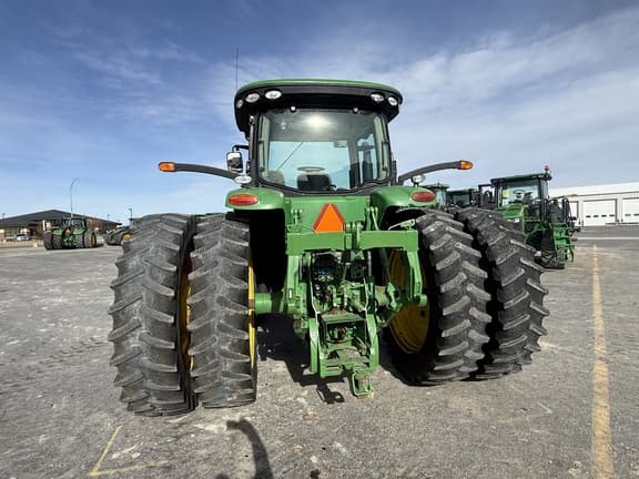 Image of John Deere 8235R equipment image 4