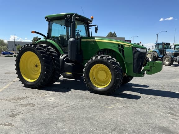 Image of John Deere 8235R equipment image 4