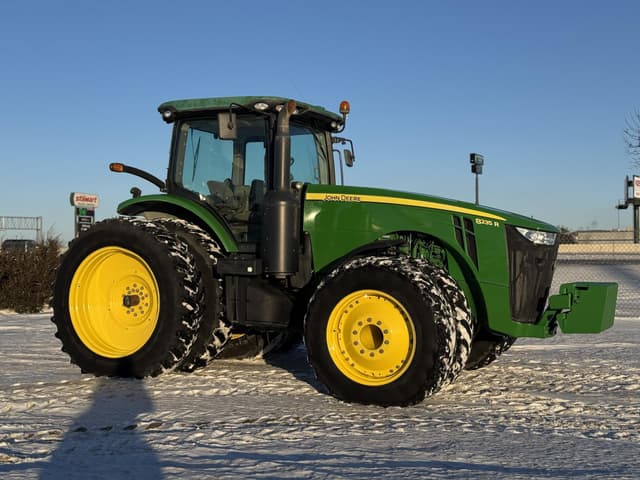 Image of John Deere 8235R equipment image 4