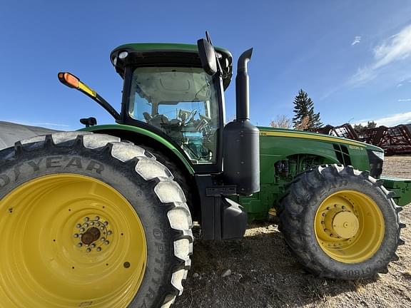 Image of John Deere 8235R equipment image 4