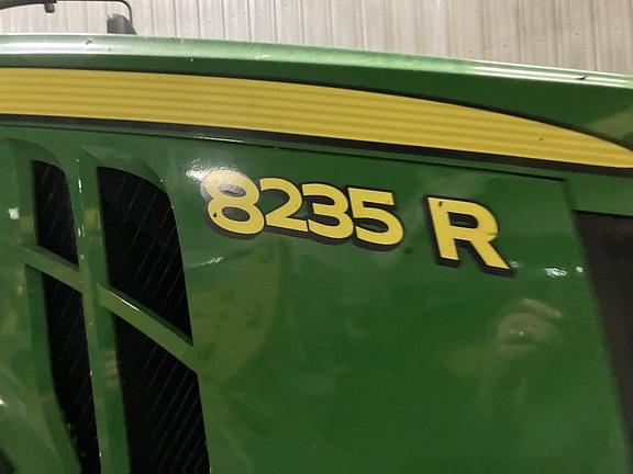 Image of John Deere 8235R equipment image 4