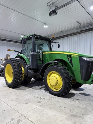 Image of John Deere 8235R equipment image 4