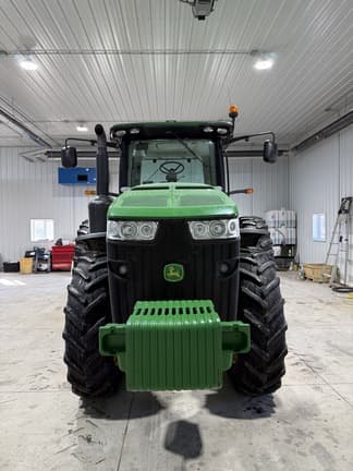 Image of John Deere 8235R equipment image 2