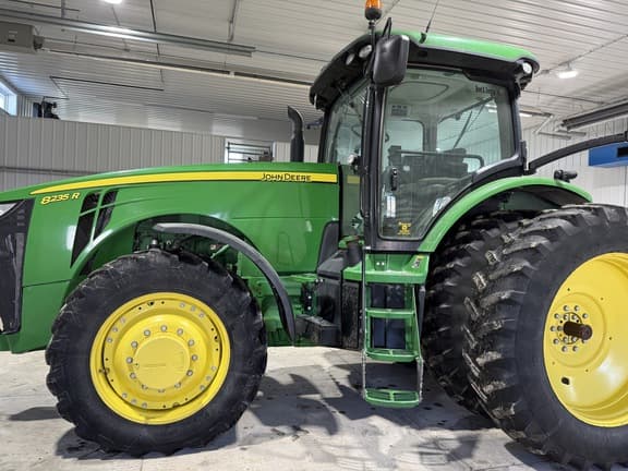 Image of John Deere 8235R equipment image 3