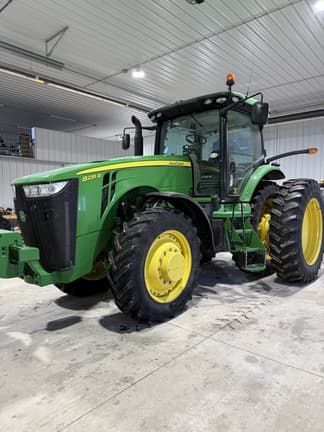 Image of John Deere 8235R equipment image 1