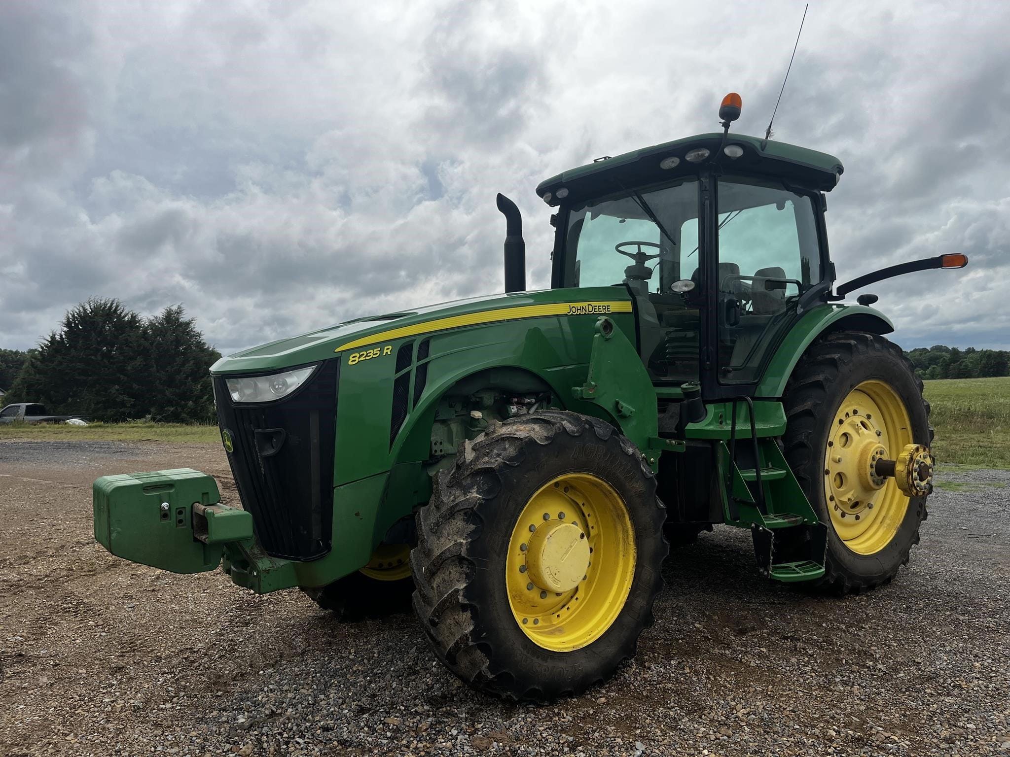 Main image John Deere 8235R