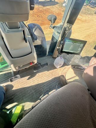 Image of John Deere 8235R equipment image 2