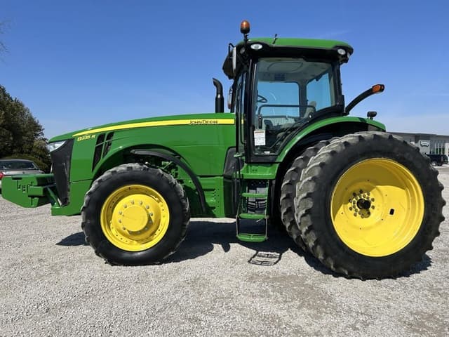 Image of John Deere 8235R equipment image 2