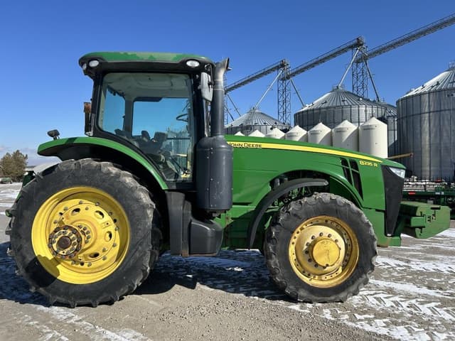 Image of John Deere 8235R equipment image 3