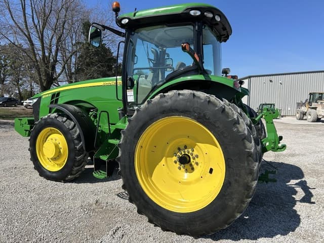 Image of John Deere 8235R equipment image 4