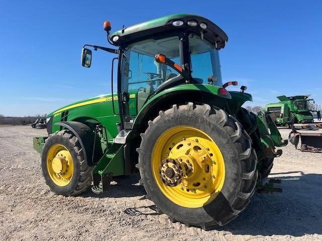Image of John Deere 8235R equipment image 2