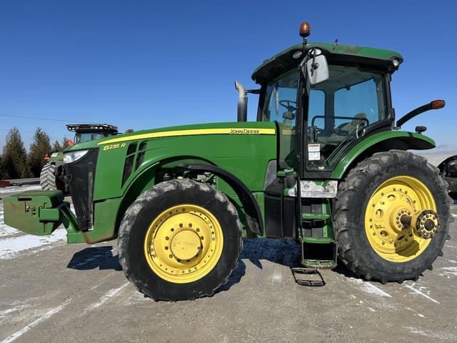 Image of John Deere 8235R equipment image 1