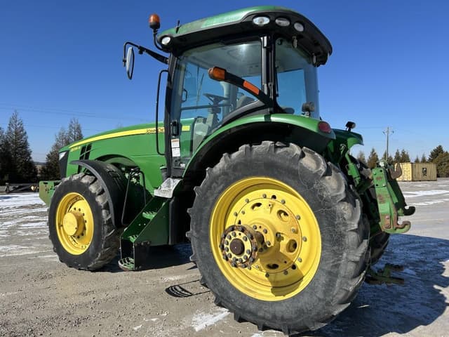 Image of John Deere 8235R equipment image 4