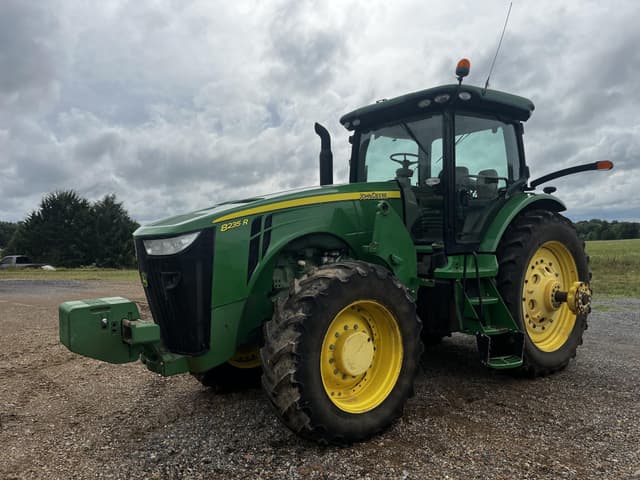 Image of John Deere 8235R equipment image 3
