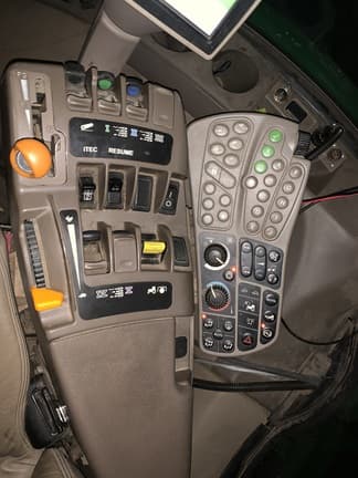 Image of John Deere 8235R equipment image 4