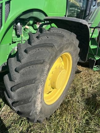 Image of John Deere 8235R equipment image 4