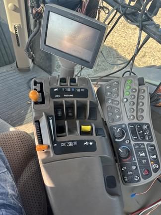 Image of John Deere 8235R equipment image 3