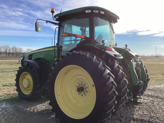 Image of John Deere 8235R equipment image 3