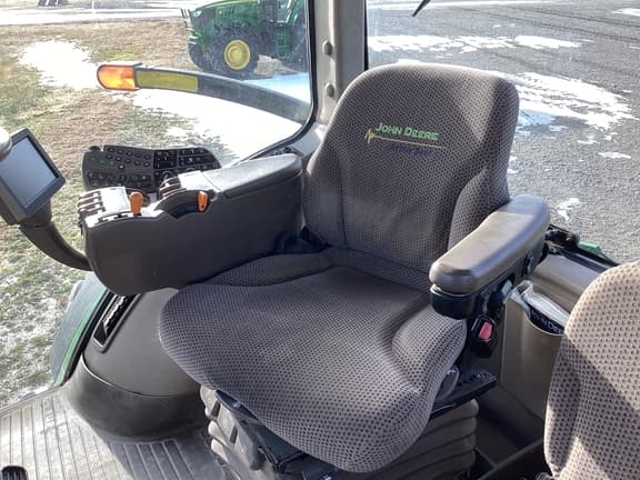 Image of John Deere 8235R equipment image 4