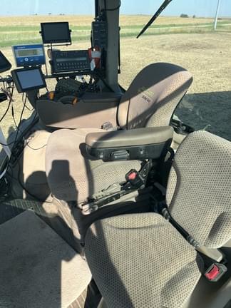 Image of John Deere 8235R equipment image 2