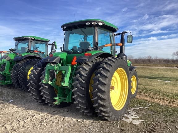 Image of John Deere 8235R equipment image 2