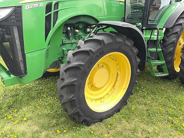 Image of John Deere 8235R equipment image 4