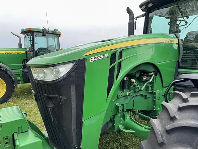 Image of John Deere 8235R equipment image 3