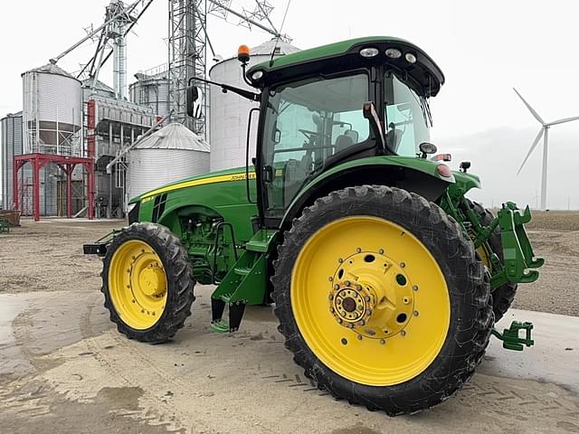 Image of John Deere 8235R equipment image 2