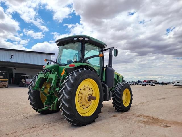 Image of John Deere 8235R equipment image 4
