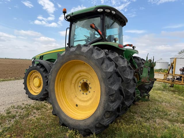 Image of John Deere 8235R equipment image 3