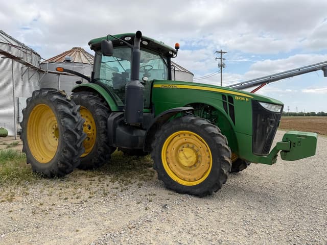 Image of John Deere 8235R equipment image 1