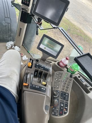 Image of John Deere 8260R equipment image 1
