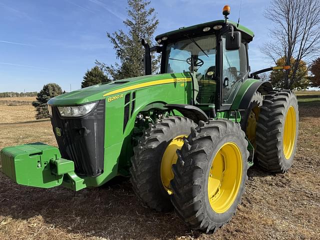 Image of John Deere 8260R equipment image 1