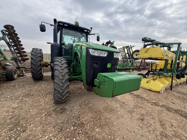 Image of John Deere 8260R equipment image 4