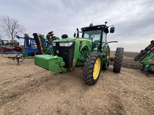 Image of John Deere 8260R equipment image 1