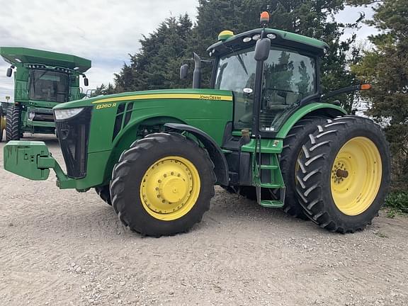 Image of John Deere 8260R equipment image 1