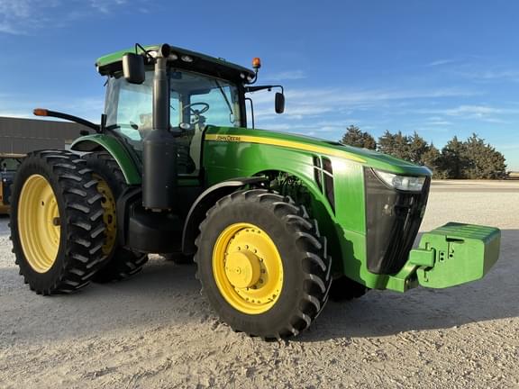 Image of John Deere 8260R equipment image 1