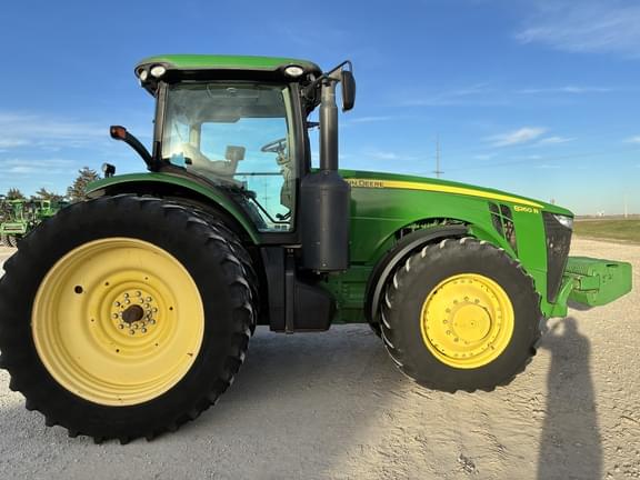 Image of John Deere 8260R equipment image 2