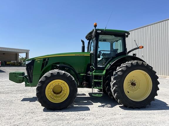 Image of John Deere 8260R equipment image 1