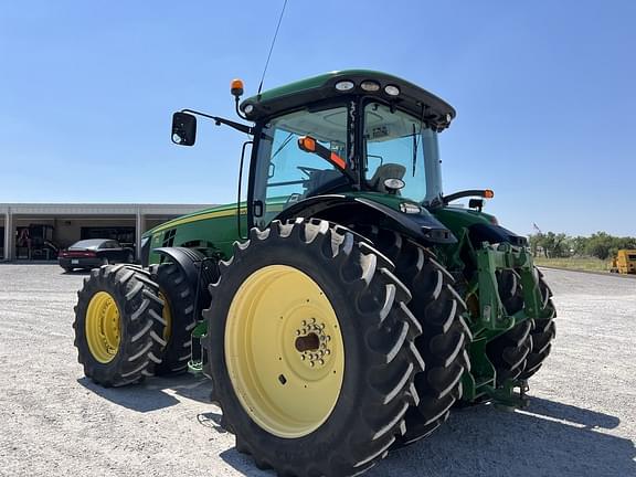 Image of John Deere 8260R equipment image 2