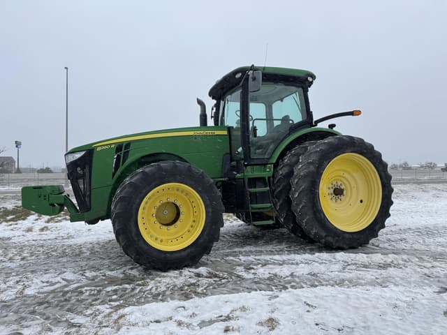 Image of John Deere 8260R equipment image 1