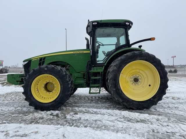 Image of John Deere 8260R equipment image 2