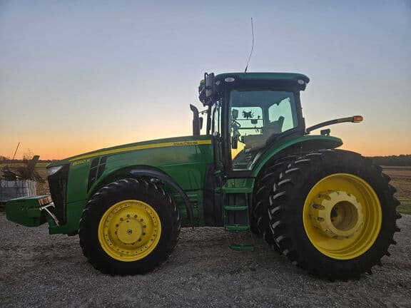 Image of John Deere 8260R equipment image 4