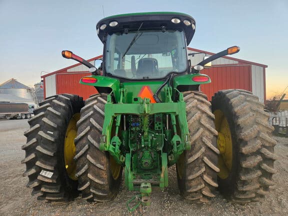 Image of John Deere 8260R equipment image 3