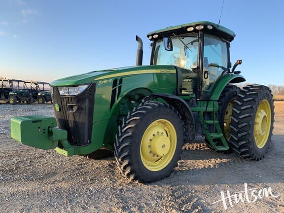 Image of John Deere 8260R equipment image 1