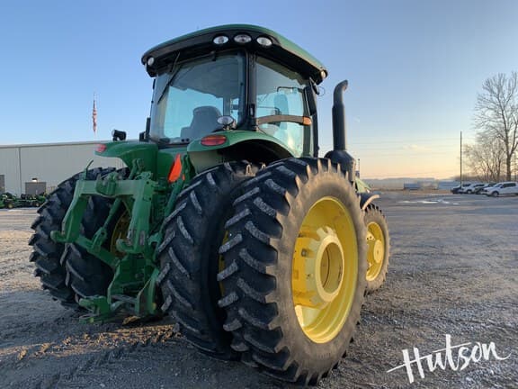 Image of John Deere 8260R equipment image 3