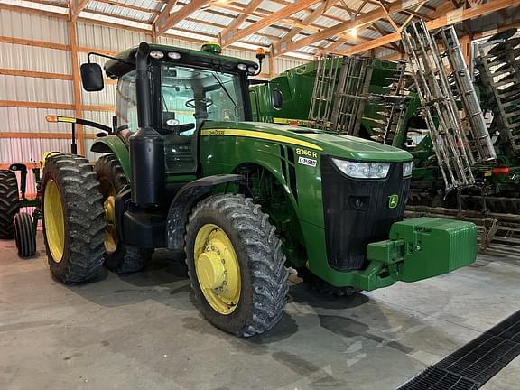 Image of John Deere 8260R equipment image 1