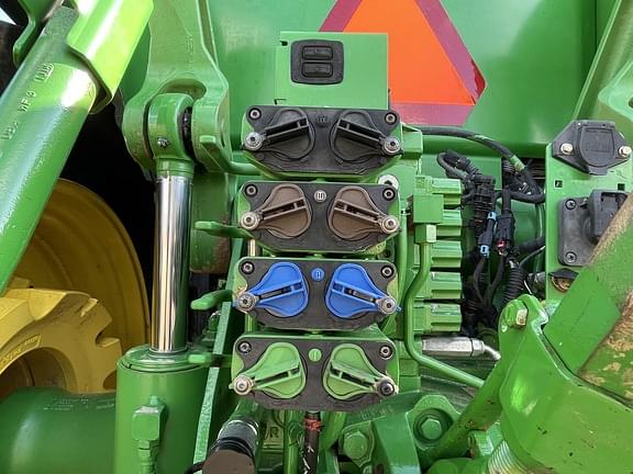 Image of John Deere 8260R equipment image 4