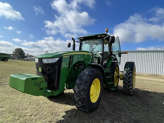 Image of John Deere 8260R equipment image 1